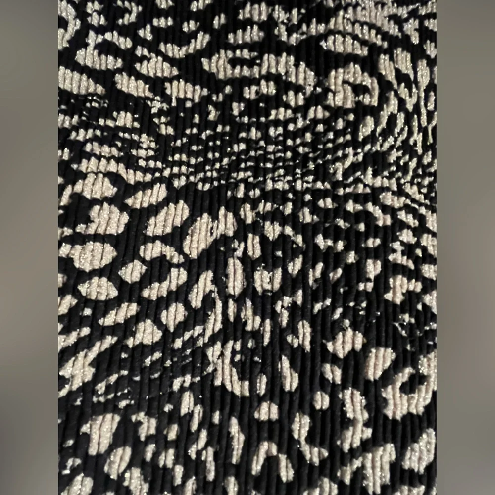 BEBE Stretch Nylon/Spandex w/Gold Metallic Accents Cap Sleeve “V”Neck Mini Dress - Picture 6 of 10